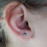 Piercing Tragus: La Guía Definitiva que necesitas - Tatuajes Geniales piercing anti tragus 2 - tragus