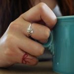 portada hilo rojo - tatuajes de famosos