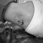 +67 Ideas para Tatuajes de Anclas y sus Significados - Tatuajes Geniales tatuajes anclas minimalistas 8 - tatuajes de anclas
