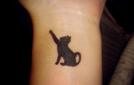 150 Tatuajes de Gatos y 30 Diseños OK - Tatuajes Geniales tatuajes de gatos en la muñeca gatitos 1 - tatuajes de gatos