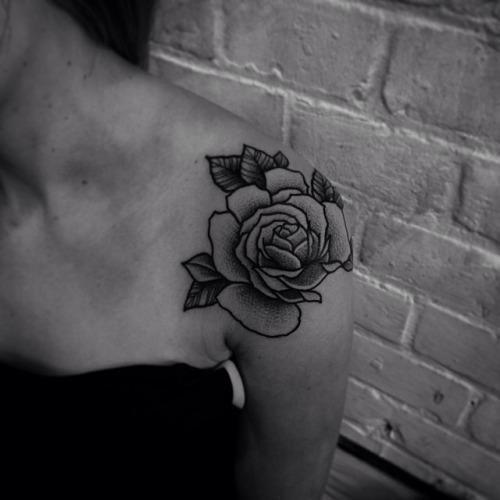 tatuajes de rosas en el hombro 4 - tatuajes de rosas