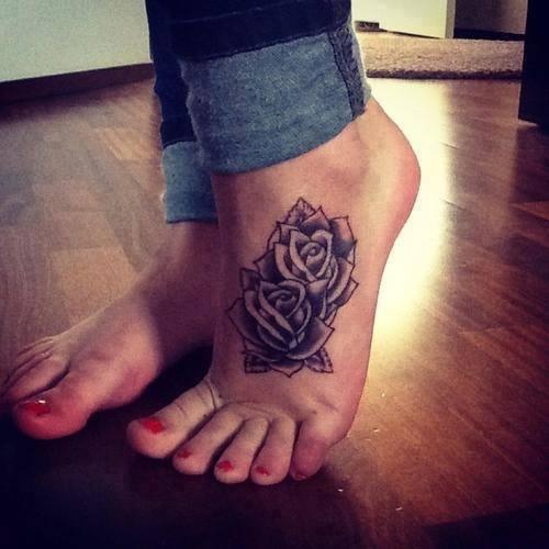tatuajes de rosas para mujeres 7 - Tatuajes para Mujeres en las Piernas