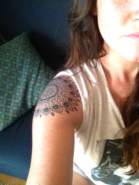 tatuajes mandalas hombro brazo 1 - tatuajes de mándalas