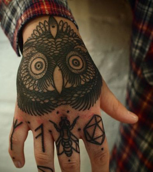 tatuaje buho mano - tatuajes de búhos