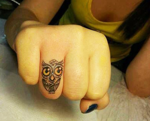tatuaje de buho en el dedo - tatuajes de búhos