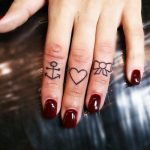 85 Tatuajes de Corazones originales y sus significados - Tatuajes Geniales tatuajes corazones dedos manos 1 - tatuajes de corazones