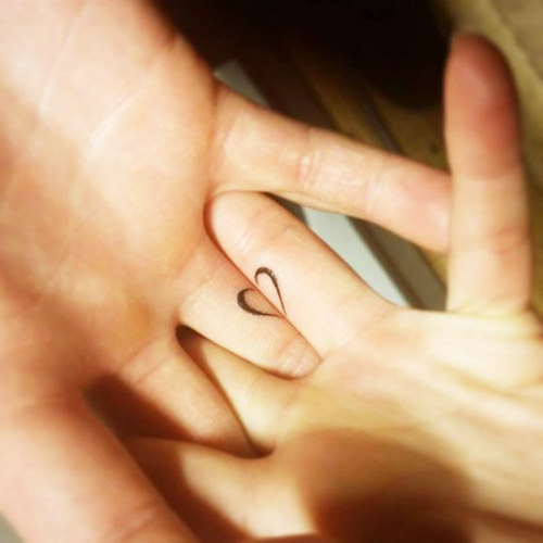 tatuajes corazones dedos manos 2 - tatuajes de corazones