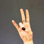 85 Tatuajes de Corazones originales y sus significados - Tatuajes Geniales tatuajes corazones dedos manos 4 - tatuajes de corazones