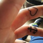 85 Tatuajes de Corazones originales y sus significados - Tatuajes Geniales tatuajes corazones dedos manos 6 - tatuajes de corazones