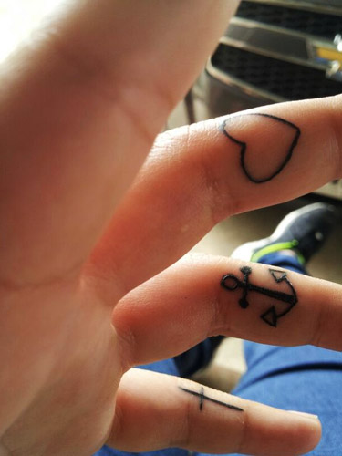 tatuajes corazones dedos manos 6 - tatuajes de corazones