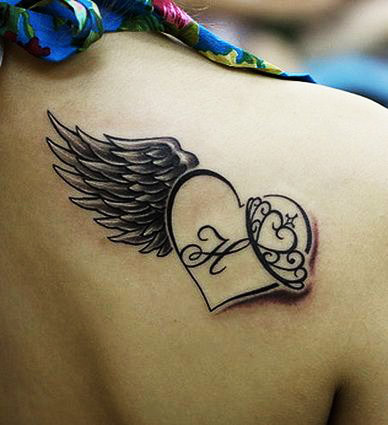tatuajes de corazones con alas