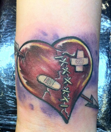 tatuajes corazones rotos apuñalados 4 - tatuajes de corazones