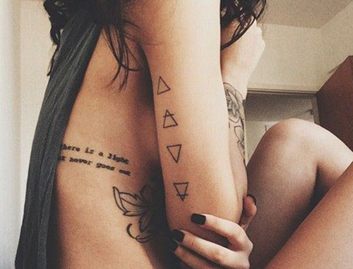 frases tatuajes mujeres brazos pie significado castellano 1 - Tatuajes de sol y luna
