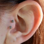 Piercing Tragus: La Guía Definitiva que necesitas - Tatuajes Geniales piercing tragus vertical 4 - tragus