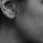 Piercing Tragus: La Guía Definitiva que necesitas - Tatuajes Geniales piercing tragus vertical 5 - tragus