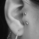 Piercing Tragus: La Guía Definitiva que necesitas - Tatuajes Geniales piercing tragus vertical 6 - tragus