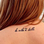 tatuaje frase la vita - Tatuajes de rosarios