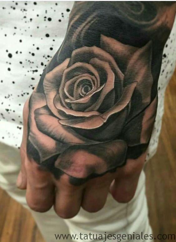 Tatuajes de rosas en las manos