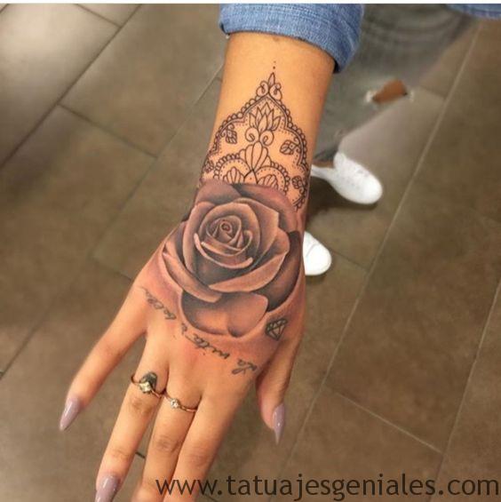 Tatuajes de rosas en la mano