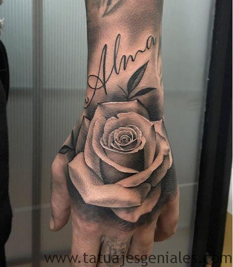 Tatuajes de rosas en las manos