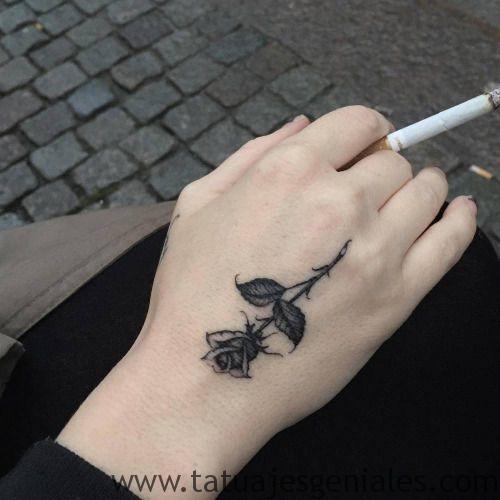 Tatuajes de rosas en las manos