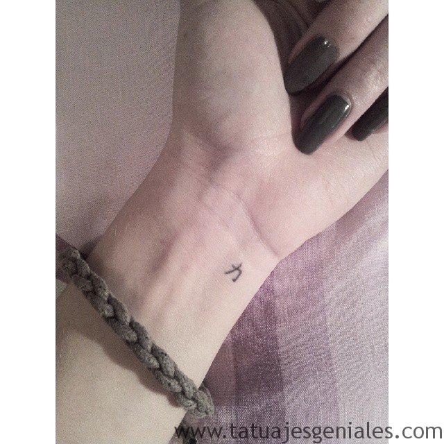 Minuscule Symbol - tatuajes pequeños