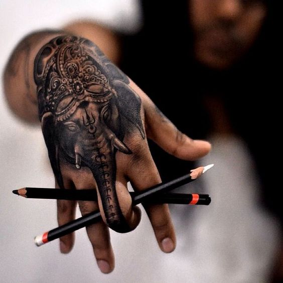 de elefantes en la mano 6 - tatuajes de elefantes