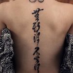 +40 Ideas de Tipografías y Letras para Tatuajes (Decoraciones) - Tatuajes Geniales de letras en la espalda 3 411x515 -