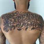 +40 Ideas de Tipografías y Letras para Tatuajes (Decoraciones) - Tatuajes Geniales de letras en la espalda 4 404x377 -