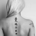 +40 Ideas de Tipografías y Letras para Tatuajes (Decoraciones) - Tatuajes Geniales de letras en la espalda 5 263x377 -