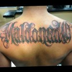 +40 Ideas de Tipografías y Letras para Tatuajes (Decoraciones) - Tatuajes Geniales de letras en la espalda 6 -