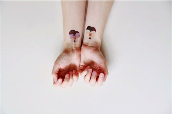 tatuajes de flores en la mano 1 -