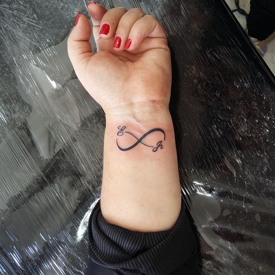 tatuajes de infinito con iniciales 6 - tatuajes de infinito