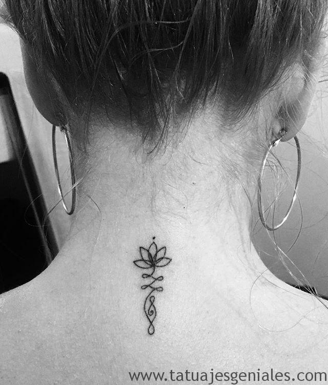 Tatuajes con flor de loto en la espalda para mujeres