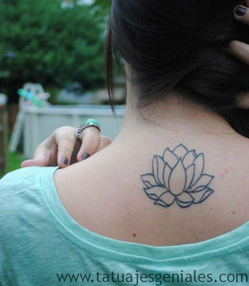 Tatuajes con flor de loto en la espalda para mujeres