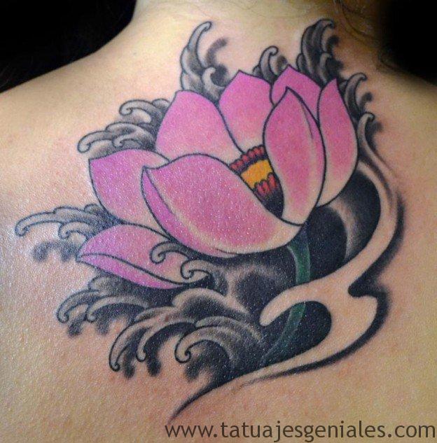 Tatuajes con flor de loto en la espalda para mujeres