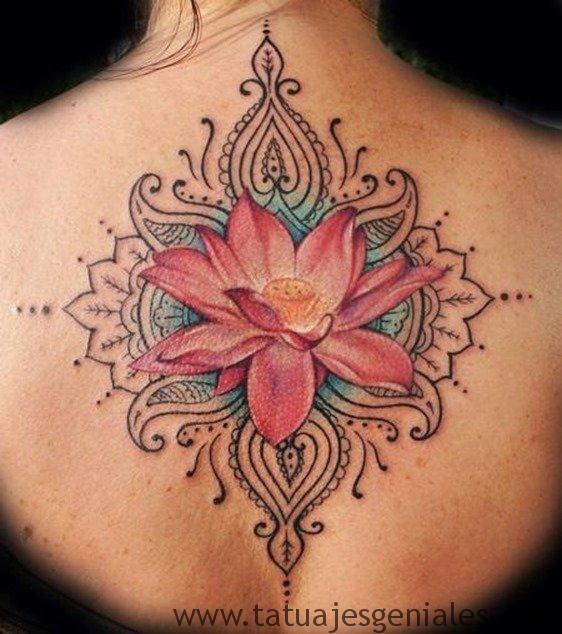 Tatuajes con flor de loto en la espalda para mujeres