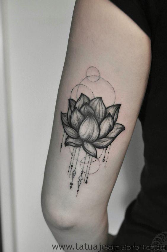 Tatuajes Flor de Loto en hombres