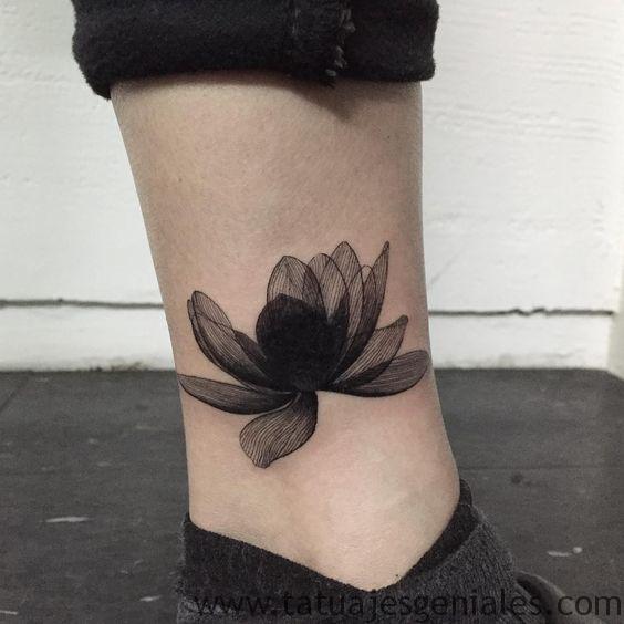 Tatuajes Flor de Loto en hombres