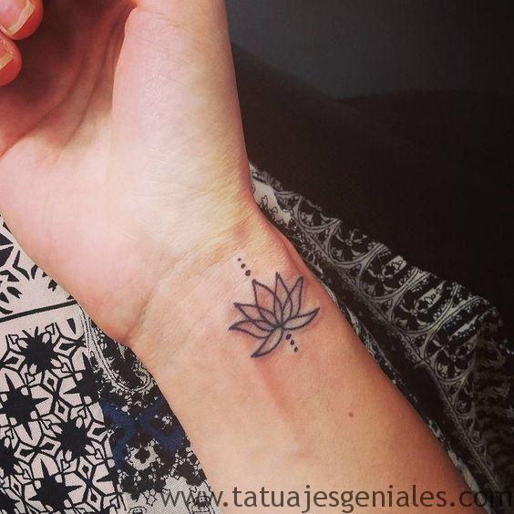 tatuajes flor de loto en la muñeca