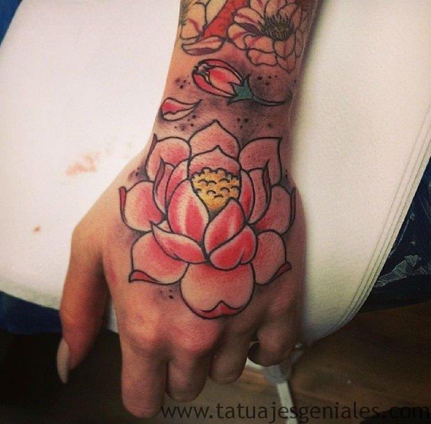 tatuajes flor de loto en la muñeca