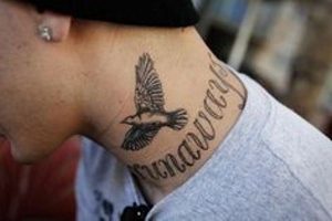 Featured image of post Modelos De Tatuajes Para Hombres En El Cuello Anteriormente les he mostrado varios dise os de tatuajes para las mujeres hoy es el turno de los hombres con 9 modelos de tatuajes