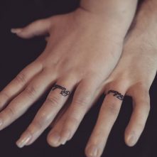 42 Ideas Originales para Tatuajes en los Dedos y sus Significados