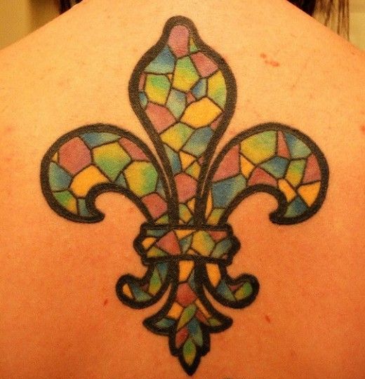 flor de lis en la espalda 2 - Tatuajes de flores de lis