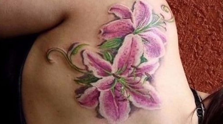 flor de lis en la espalda 4 - Tatuajes de flores de lis