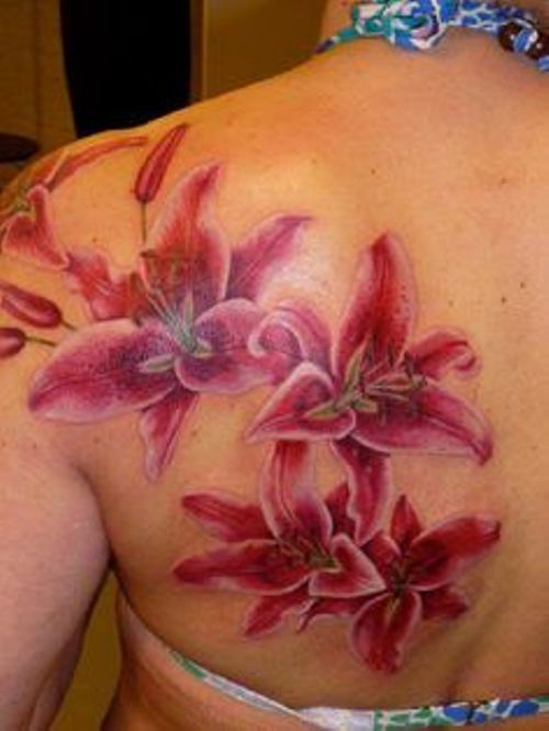 flor de lis en la espalda 5 - Tatuajes de flores de lis