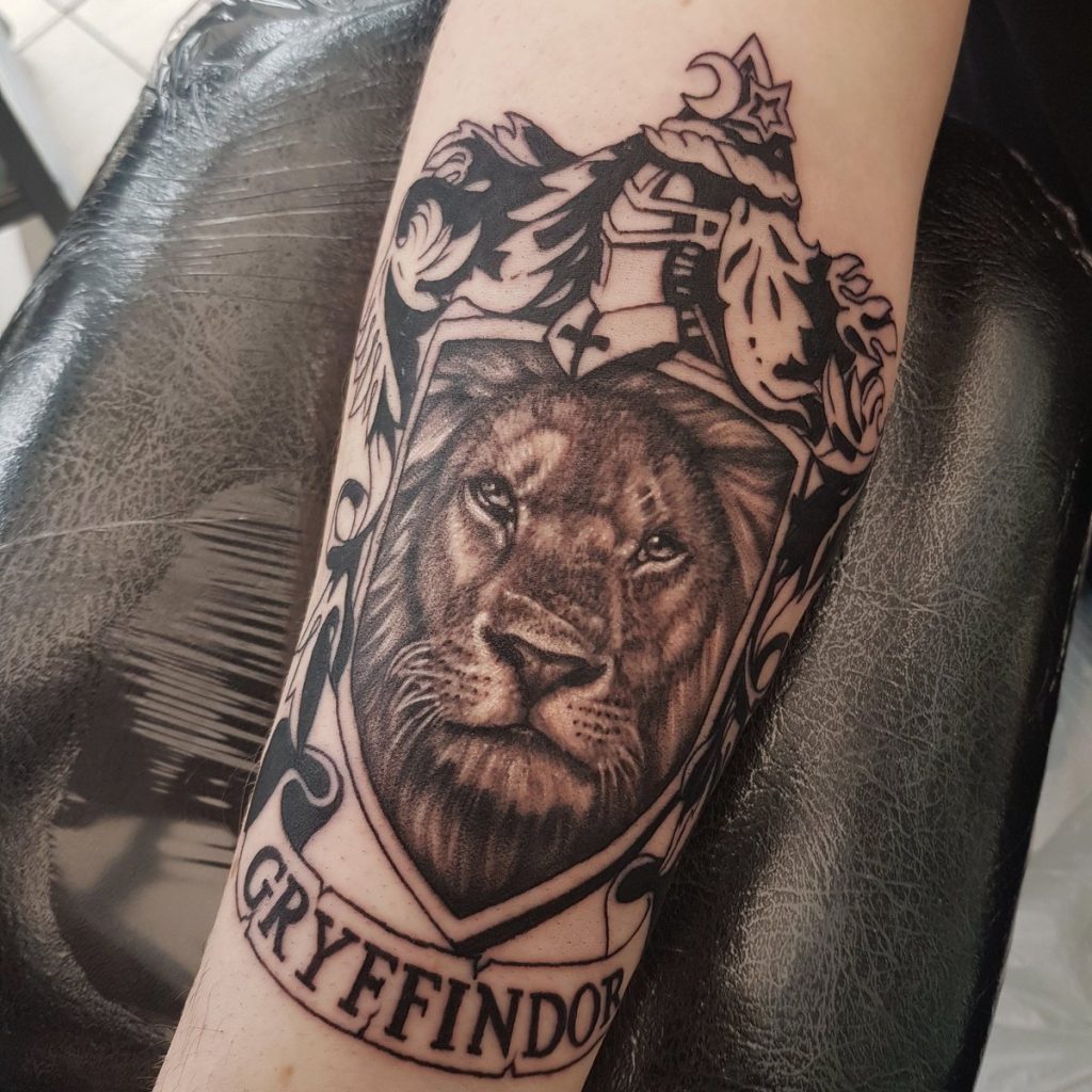 40 Originales Tatuajes de Harry Potter que todo fan quiere tener - Tatuajes Geniales gryffindor 2 - Tatuajes de Harry Potter