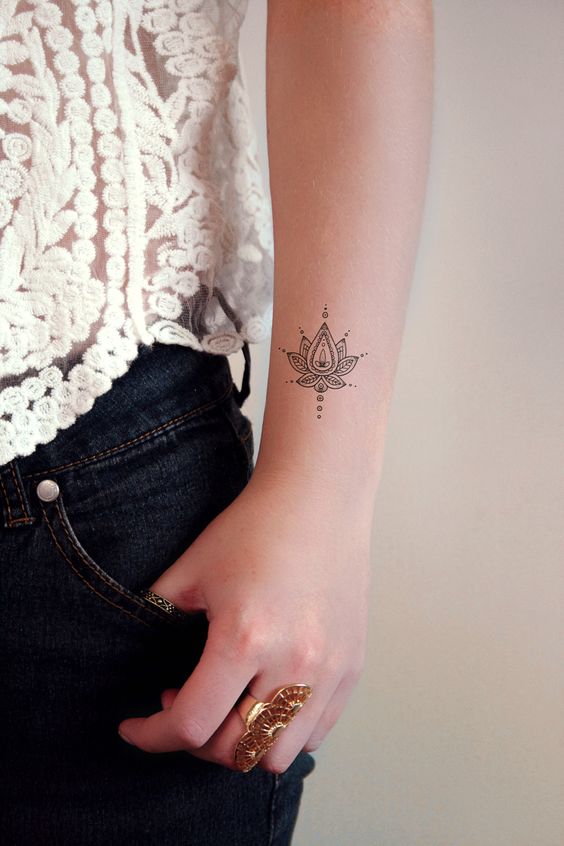 mujeres 1 - Tatuajes de flores de lis