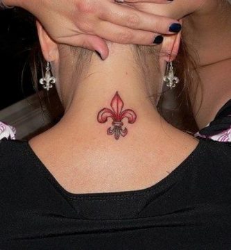 mujeres 2 - Tatuajes de flores de lis