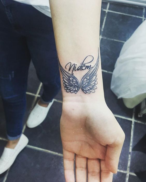 alas con nombres - Tatuajes de alas